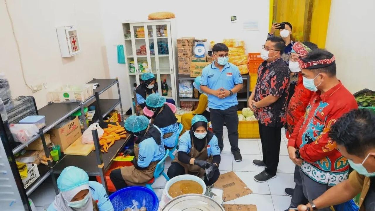 Pj Wali Kota Tarakan Melihat Uji Coba Makan Siang Gratis di Sukabumi