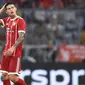 Gelandang Bayern Munchen, James Rodriguez, tampak kecewa usai kalah dari Liverpool pada laga Audi Cup di Stadion Allianz Arena, Munchen, Selasa (1/8/2017). Munchen kalah 0-3 dari Liverpool. (AFP/Christof Stache)