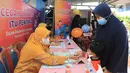 Warga saat registrasi pada kegiatan CSR BRI Peduli Stunting di Posyandu Batu Jaya, Batu Ceper, Kota Tangerang, Rabu (25/01/2022). Bantuan yang mengusung Cegah Stunting itu Penting diberikan kepada 332 Posyandu/Puskesmas di Jabodetabek dan 9 kota/kabupaten di Indonesia. (Liputan6.com/HO/Humas BRI)