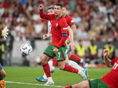 Penyerang Portugal, Cristiano Ronaldo (tengah) saat mencetak gol saat pertandingan UEFA Nations League 2024-2025 melawan Skotlandia di stadion Luz, Lisbon, 8 September 2024 atau Senin (9/9/2024) dini hari. (Patricia DE MELO MOREIRA/AFP)