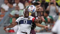 Penyerang Ekuador Enner Valencia (kiri) berebut bola dengan pemain bertahan Meksiko Johan Vasquez selama pertandingan grup B Copa America 2024 di State Farm Stadium, Glendale, Arizona pada 30 Juni 2024. (Chris CODUTO/AFP)