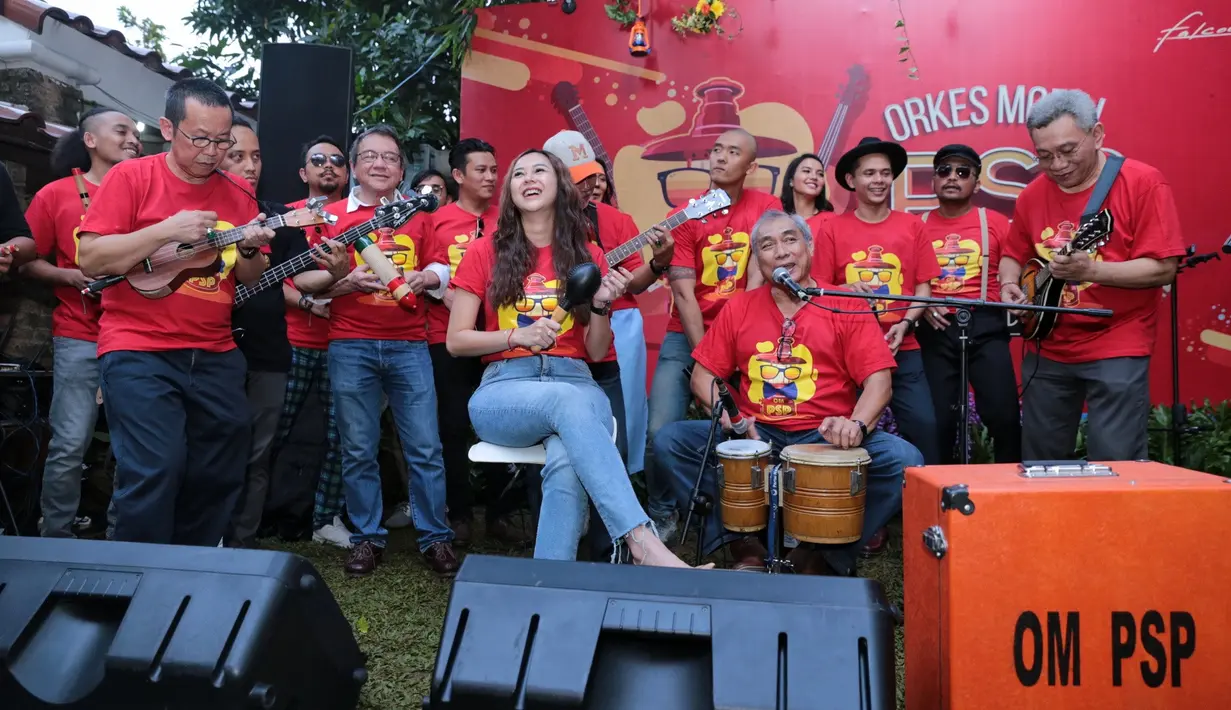 Grup band OM PSP digawangi oleh Monos, Ade Anwar, Omen, Rizali Indrakesumah, Dindin, Aditya, Andra Ramadan Muluk, dan James R. Lapian. (Nurwahyunan/Bintang.com)
