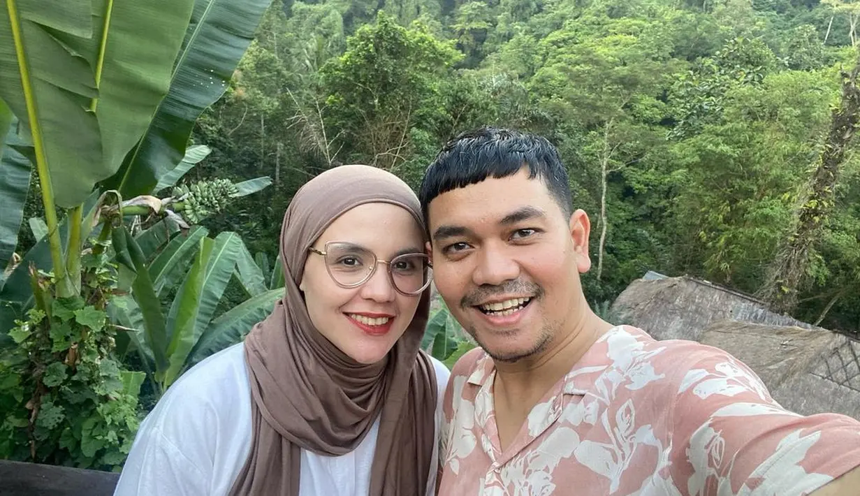 Dalam kesehariannya, suami Aldilla Jelita ini juga kerap menunggah potret penampilannya dengan poni. Tak heran pasangan yang sudah menikah selama 12 tahun ini terlihat awet muda. (Liputan6.com/IG/@indrabekti).