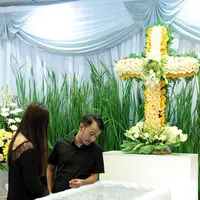 Ruben dan Jordi yang tak henti meneteskan air mata terus berada di sisi peti jenazah ayahnya. Para sahabat kakak-beradik ini pun silih berganti hadir di rumah duka, di antaranya adalah Jessica Iskandar dan Ayu Ting Ting. (Deki Prayoga/Bintang.com)