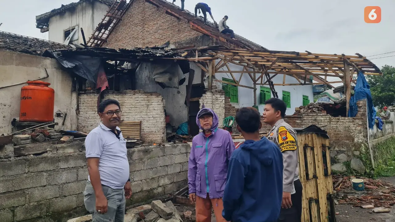 Puluhan rumah warga Banyuwangi rusak akibat diterjang angin puting beliung. (Hermawan Arifianto/Liputan6.com)