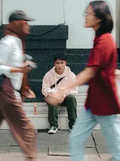 Padatnya aktivitas dan banyaknya interaksi di kota tidak selalu membuat seseorang merasa terhubung secara emosional dengan orang lain. (Foto/Dok: Pexels)