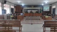 Suasana persidangan dugaan pelecehan mahasiswi Universitas Riau yang digelar tanpa pengunjung di Pengadilan Negeri Pekanbaru. (Liputan6.com/M Syukur)