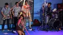 Penyanyi Marion Jola menghibur para fans yang menghadiri acara Vidio Premier League Festival di Cilandak Town Square, Jakarta, Sabtu (5/8/2023). (Bola.com/Ikhwan Yanuar)