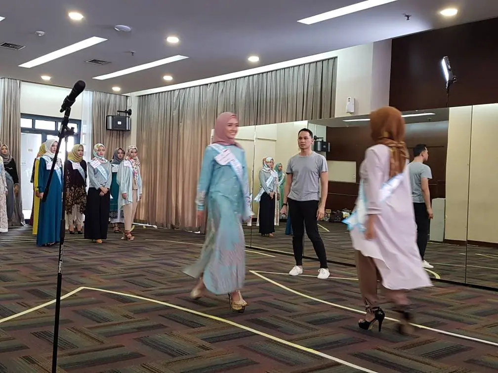 Minggu (30/4/2017), para finalis Puteri Muslimah 2017 mendapat pelatihan koreografi demi menunjang penampilan mereka di acara malam puncak | foto : istimewa 