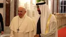 Paus Fransiskus berbincang dengan Putra Mahkota Mohamad bin Zayed Al-Nahyan saat tiba di bandara Internasional Abu Dhabi di Uni Emirat Arab (3/2). Paus akan memimpin misa terbuka di Zayed Sports City. (AP Photo/Andrew Medichini)