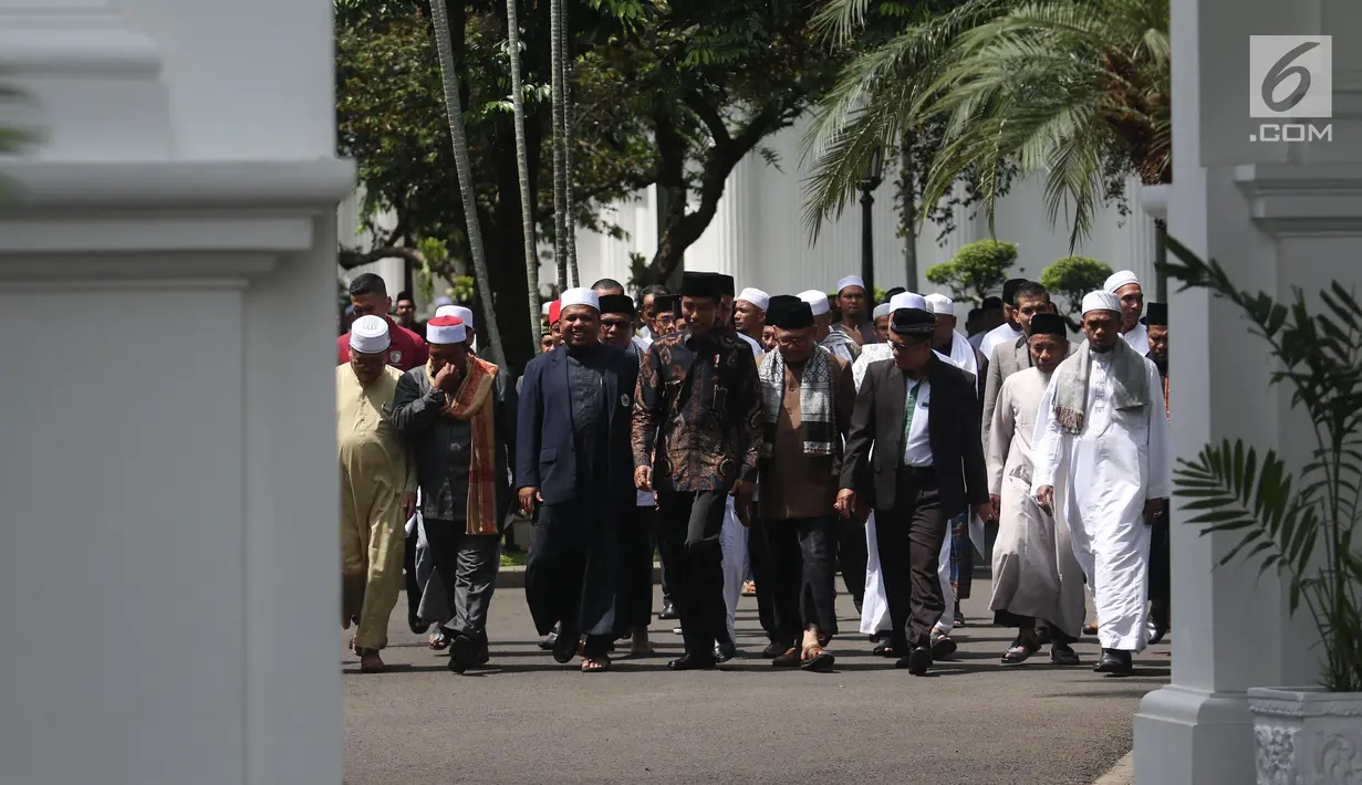 Presiden Joko Widodo (tengah) berjalan bersama ulama asal Provinsi Aceh usai pertemuan di Istana Negara, Jakarta, Selasa (5/3). Para tokoh masyarakat, para alim ulama, para abu ingin bersilaturahmi dengan Jokowi. (Liputan6.com/Angga Yuniar)