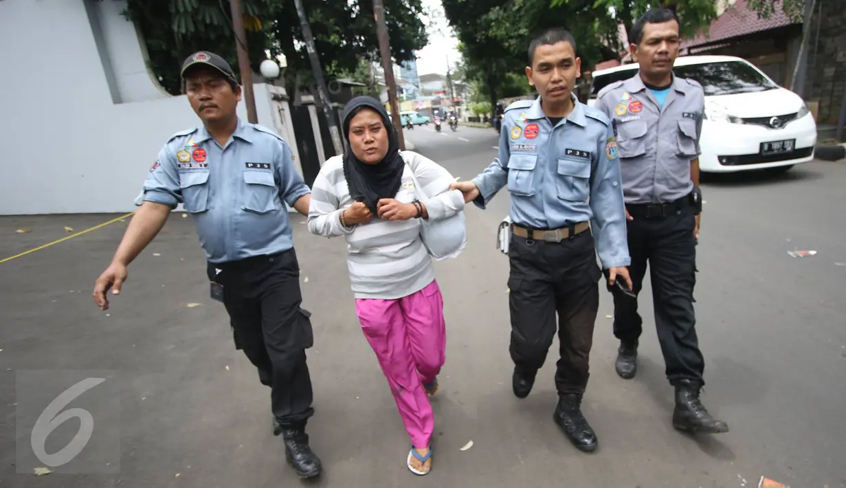 Petugas Dinas Sosial menertibkan wanita yang diduga pengemis di kawasan Pasar Minggu, Jakarta, Rabu (8/3). (Liputan6.com/ Immanuel Antonius)