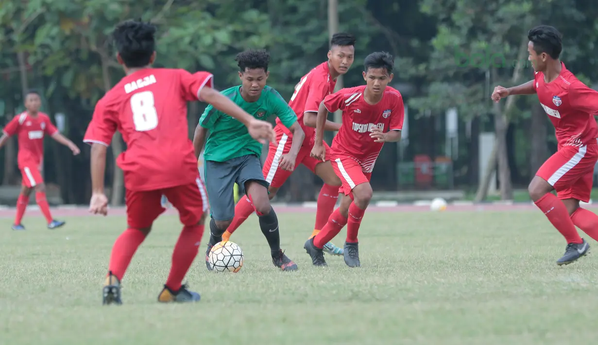Aksi Timnas Indonesia U-16, Bagas Kaffa melewati adangan pemain Top Skor U-16 pada laga uji coba di Lapangan Atang Sutresna, Cijantung, Kamis (10/5/2018). Tim Top Skor U-16 menang 2-0 atas Timnas Indonesia U-16. (Bola.com/Nick Hanoatubun)
