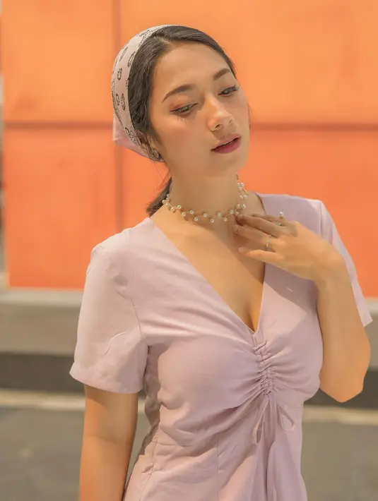 Di penampilan kali ini, Dinda memang nampak lebih sederhana dari penampilan sebelumnya. Meski demikian, di penampilan ini juga tak kalah stylish. (Liputan6.com/IG/dindakirana.s)
