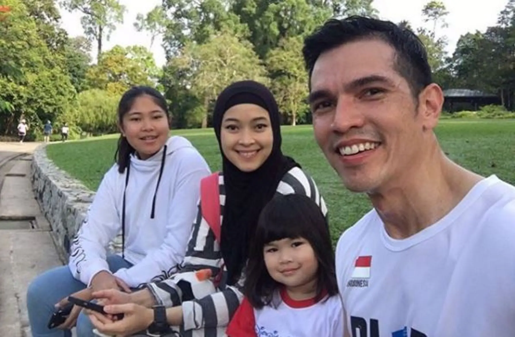 Adrian Maulana dan Dessy Ilsanty bersama kedua putrinya (Instagram/@dessyilsanty)