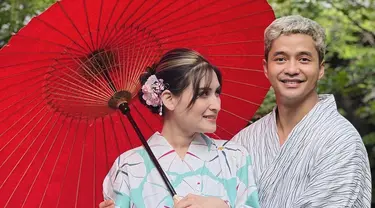 Adly Fairuz dan Angbeen Rishi berfoto dengan pakaian tradisional Jepang. (Foto: Instagram/ angbeenrishi)