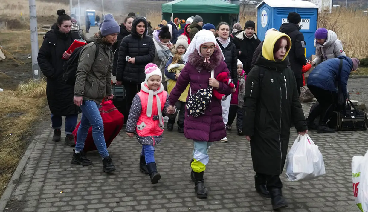 Pengungsi, sebagian besar wanita dan anak-anak, tiba di perbatasan di Medyka, Polandia, Sabtu (5/3/2022). Mereka melarikan diri dari invasi Rusia di Ukraina. (AP Photo/Markus Schreiber)