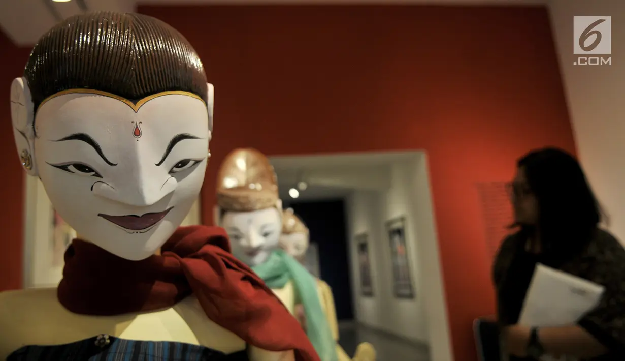 Pengunjung melihat instalasi wayang golek karya Sasya Tranggono dalam pameran bertajuk "Cinta untuk Indonesia" di Galeri Nasional, Jakarta, Kamis (28/2). Pameran ini digelar hingga 10 Maret mendatang. (Merdeka.com/Iqbal S. Nugroho)
