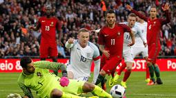 Kemelut di depan gawang Portugal pada laga persahabatan melawan Inggris di Stadion Wembley, London, Kamis (2/6/2016). (AFP/Ian Kington)