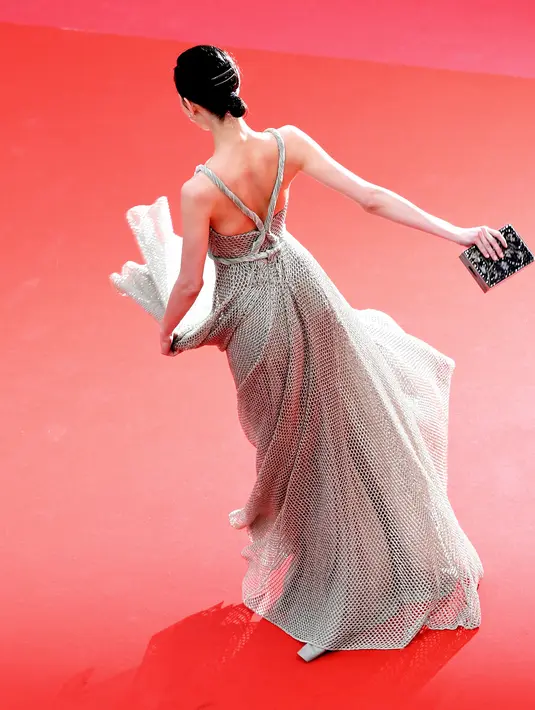 Kiko Mizuhara berjalan di karpet merah menghadiri pemutaran film "Yomeddine" selama Festival Film Cannes ke-71 di Prancis (9/5). Kiko diduga kuat merupakan mantan kekasih G-Dragon. (AFP Photo/Loic Venance)
