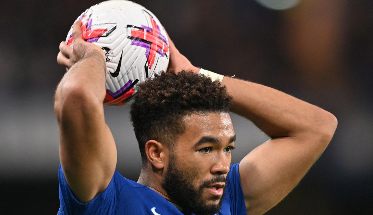 Reece James menjadi kapten tim termuda kedua di liga top Eropa musim 2023/2024 bersama Chelsea di Liga Inggris. Saat ini pemain yang berposisi sebagai bek kanan dan telah membela The Blues sejak dipromosikan ke tim utama pada awal musim 2019/2020 masih berusia 23 tahun. Ia dipercaya menjabat kapten Chelsea sejak awal musim 2023/2024 ini menggantikan Cesar Azpilicueta yang habis kontrak pada akhir musim 2022/2023. (AFP/Glyn Kirk)