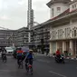 Sejumlah pengendara melintas di Jalan Asia Afrika di Kota Bandung, Jumat (11/9/2020). (Liputan6.com/Huyogo Simbolon)