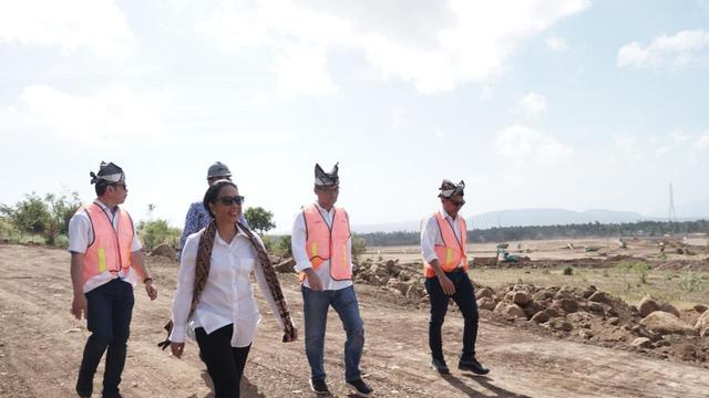 Menteri BUMN Rini M. Soemarno meninjau progres pembangunan workshop atau pabrik kereta api milik PT Industri Kereta Api (Persero) di Banyuwangi, Jawa Timur. (Dok Kementerian BUMN)