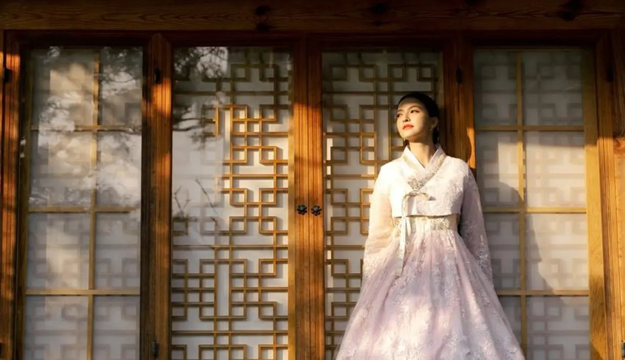 Rambutnya ditata sanggul rapi tanpa poni dan belah dua di bagian depan. Ia pun memilih tanpa poni.  [@bysrahyoon/@ralineshah]