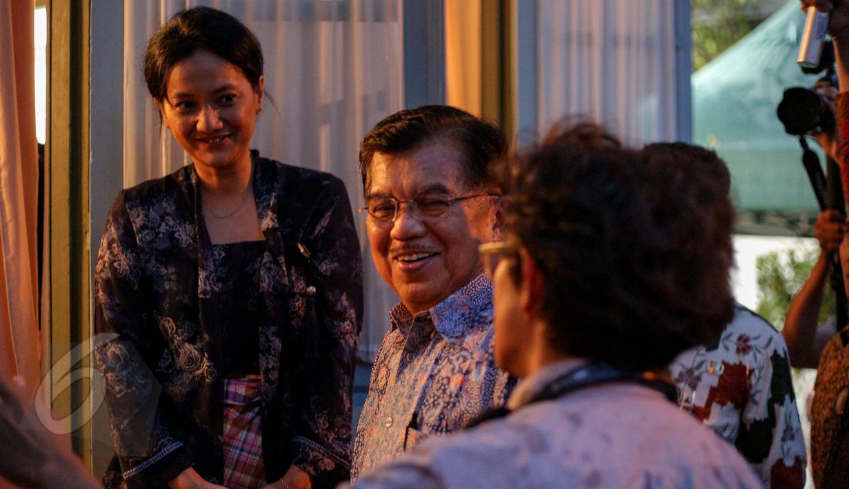 Wakil Presiden Jusuf Kalla melihat lokasi syuting film 'Athirah' di Makassar, Minggu (7/6/2015). Riri Riza dan Cut Mini terlihat berbincang dengan Jusuf Kalla. (Liputan6.com/Faizal Fanani)