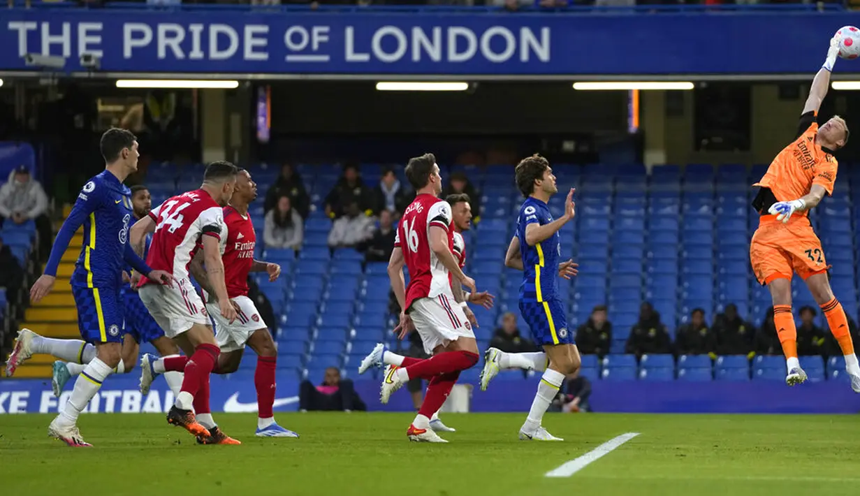 Penjaga gawang Arsenal Aaron Ramsdale menepis bola saat melawan Chelsea pada pertandingan sepak bola Liga Inggris di Stamford Bridge, London, Inggris, 20 April 2022. Arsenal menang 4-2. (AP Photo/Frank Augstein)