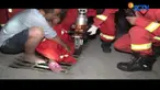 Butuh waktu sekitar 30 menit bagi petugas damkar melepaskan kaki sang bocah.