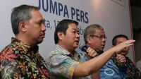 Ketua GAPMI, Adi S Lukman (kedua kiri) saat konferensi pers terkait cukai minuman bersoda, Jakarta, Selasa (15/12/2015). Pengusaha minuman bersoda menolak kebijakan pemerintah mengenakan tarif cukai untuk produk minuman bersoda.(Liputan6.com/Angga Yuniar)