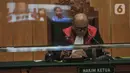 Ketua Majelis Hakim saat membacakan putusan saat sidang dengan terdakwa Roy Suryi di PN Jakarta Barat, Rabu (28/12/2022). Roy Suryo didakwa Pasal 28 ayat 2 juncto Pasal 45 A Undang-Undang Nomor 19 Tahun 2016 tentang Perubahan atas Undang-Undang Nomor 11 Tahun 2008 tentang Informasi dan Transaksi Elektronik (UU ITE) dan Pasal 156a Kitab Undang-Undang Hukum Pidana dan/atau ketiga Pasal 15 Undang-Undang Nomor 1 Tahun 1946 tentang Peraturan Hukum Pidana. (merdeka.com/Iqbal S. Nugroho)