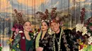 Pernikahannya digelar meriah dan dihadiri oleh rekan artis Nino. Tak terkecuali Bunga Citra Lestari atau BCL yang didapuk menjadi salah satu bridesmaid. [@itsmebcl].