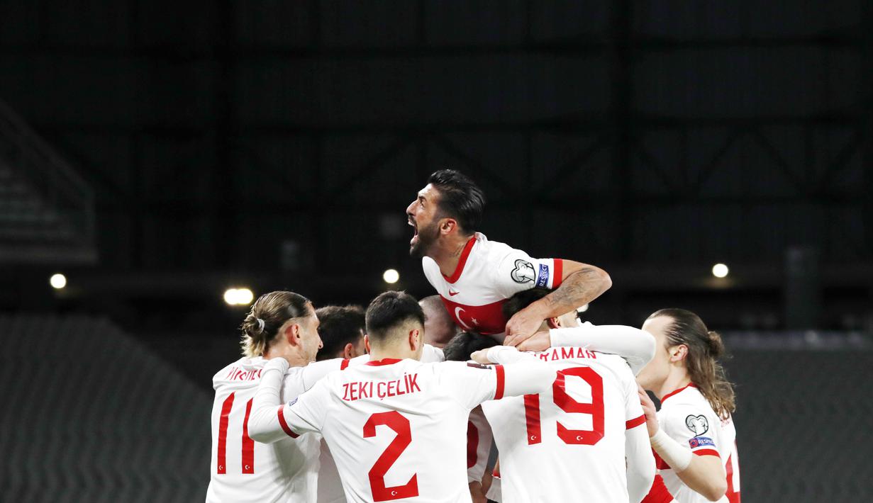 Para pemain Turki merayakan kemenangan atas Belanda pada laga kualifikasi Piala Dunia 2022 di Stadion Olimpiade Ataturk, Kamis (25/3/2021). Turki menang dengan skor 4-2. (Murad Sezer/Pool Photo via AP)