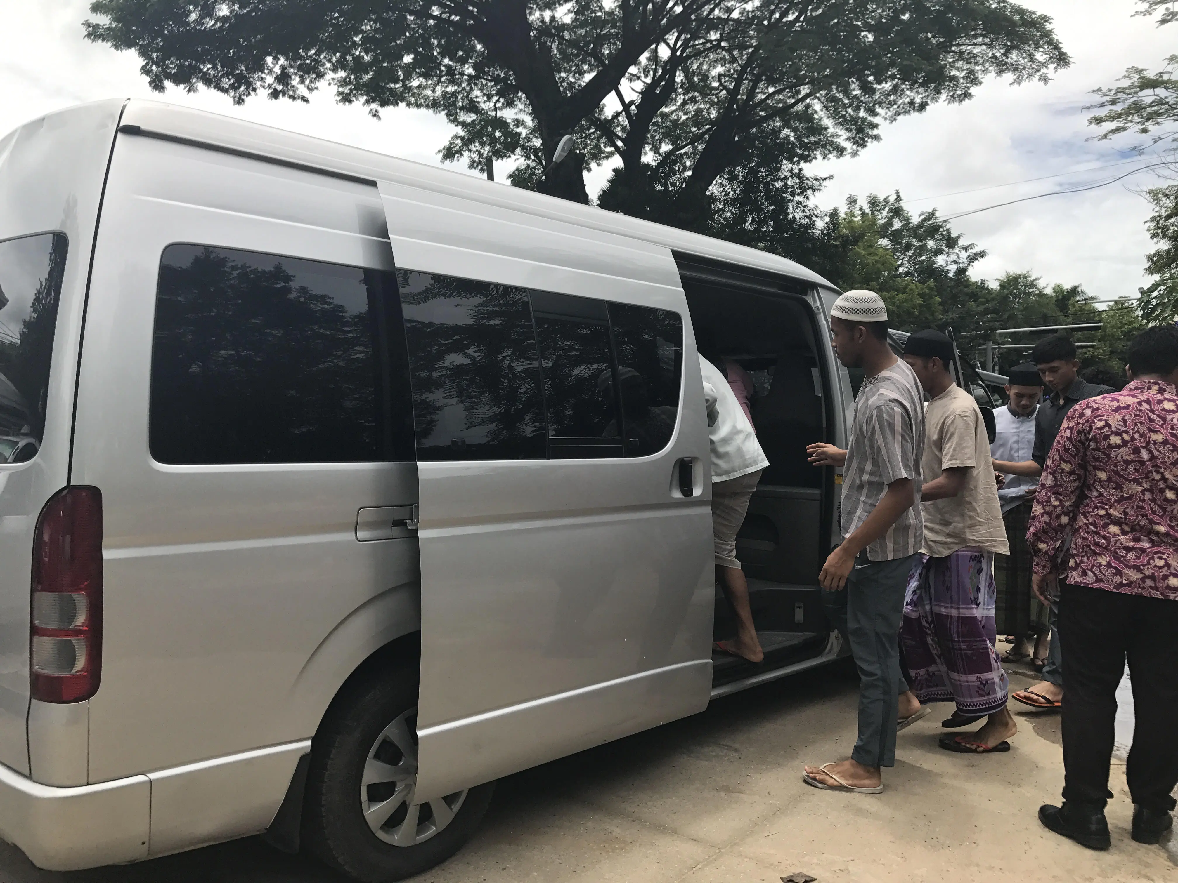 Para pemain Timnas Indonesia U-19 terpaksa naik minivan setelah bus yang mengangkut mereka ke KBRI Yangon tak kunjung menjemput pada Jumat (8/9/2017). (Bola.com/Aning Jati)