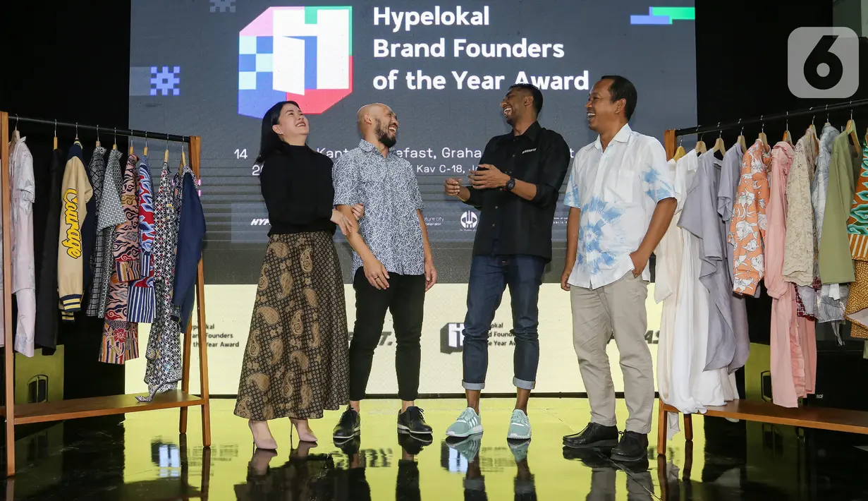 (Ki-Ka) Brand Founder Nyonya Piyama, Lusy Lestaru & Denny Gunawan, Founder & CEO Hypefast, Achmad Alkatiri dan CEO School of Government and Public Policy (Endgame Podcast), Ony Avrianto Jamhari berbincang di sela-sela Konferensi Pers Peluncuran Program HypeLokal: Brand Founders of The Years 2022 di Graha Binakarsa Jakarta, Selasa (14/06/2022). Hypefast tidak hanya menyalurkan investasi, tetapi juga menyediakan tim ahli, ekosistem retail yang terintegrasi untuk membantu brand lokal naik tingkat. (Liputan6.com/Fery Pradolo)