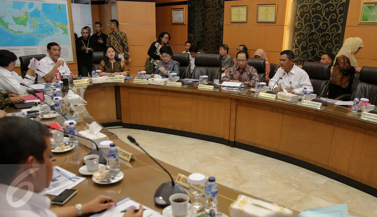 Suasana rapat koordinasi yang dipimpin Menko Polhukam Luhut Pandjaitan terkait evaluasi penanganan kabut asap, di Jakarta, Selasa (3/11). Rapat tersebut juga dihadiri Menteri LHK Siti Nurbaya dan Mennsos Khofifah. (Liputan6.com/Faizal Fanani)