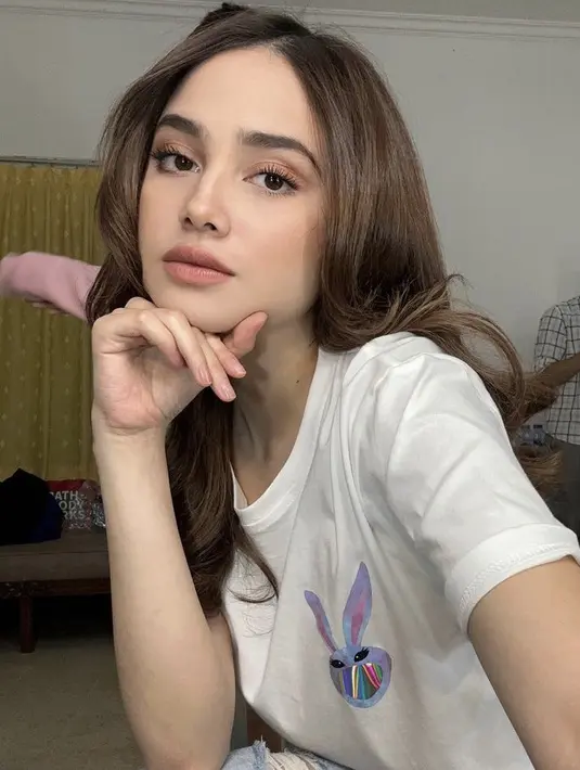 Meksi nampak natural, wajah Syifa tetap memesona hanya dengan eyeshadow coral yang diserasikan dengan blush on dan lipstiknya.   (@syifahadju)