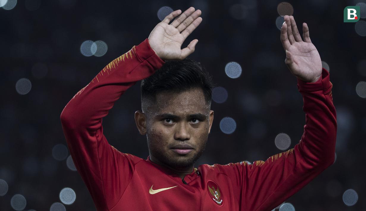 Gelandang Timnas Indonesia, Saddil Ramdani, menyapa suporter sebelum melawan Jepang pada laga Piala AFC U-19 di SUGBK, Jakarta, Minggu (28/10). Indonesia 0-2 dari Jepang. (Bola.com/Vitalis Yogi Trisna)