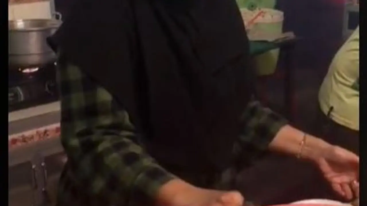 Ibu di Pontianak Hidangkan Makanan Sendiri di Tempat Makan Ramai Pengunjung