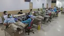 Sejumlah orang mendonorkan darah mereka di kantor PMI DKI Jakarta, Jumat (20/3/2020). Dampak meluasnya Virus Corona COVID-19, stok darah di PMI Jakarta menurun 60 - 70 persen hingga membuat pihak rumah sakit membuka donor darah atau mengirim pendonor ke PMI. (Liputan6.com/Herman Zakharia)