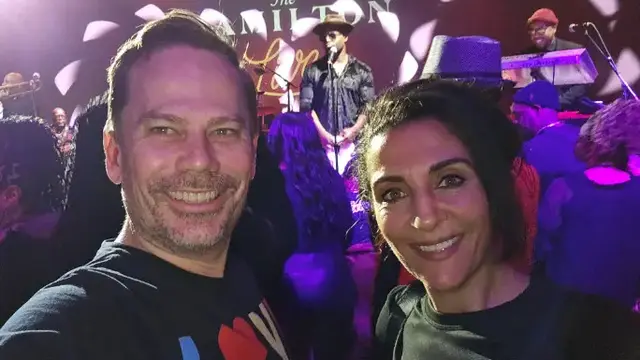 Pasangan suami istri, Tijan dan Matthew Brown, meraih rekor dari Guinness World Records karena telah menonton konser paling banyak dalam setahun. (Dok. Guinness World Records)
