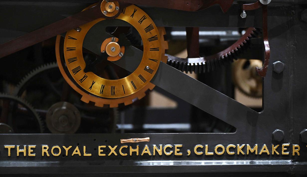 Mekanisme jam yang sudah berusia tua memerlukan pemeliharaan berkala. (Justin TALLIS/AFP)