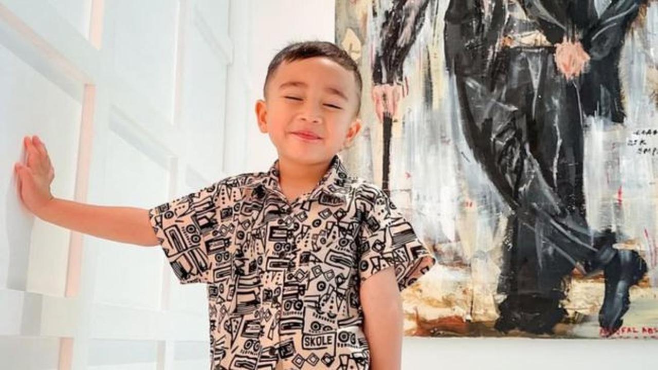 5 Potret Rayyanza Berpose Tirukan Gaya Ikonik Raffi Ahmad, Tingkahnya Super Menggemaskan. (credit: instagram.com/raffinagita1717)