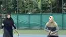 Natasha Rizky tampaknya sedang menyukai olahraga tenis. Ia pun terlihat bermain bersama teman-temanya didampingi coach. (@natasharizkynew)