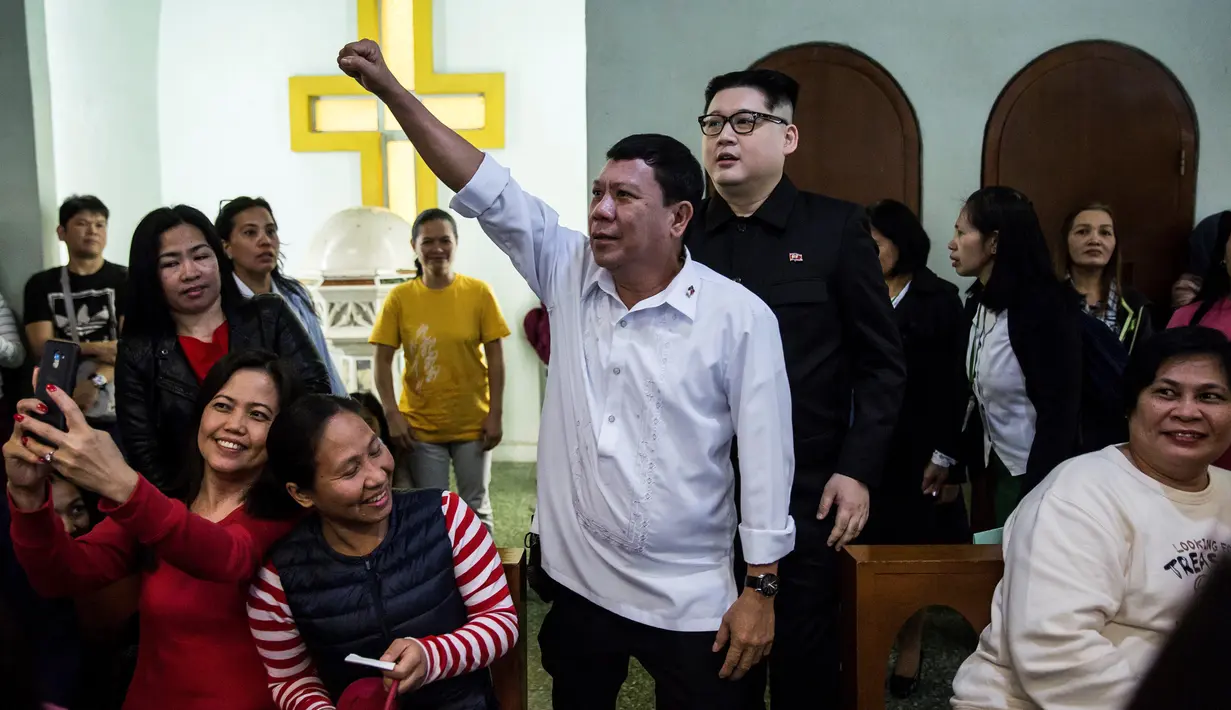 Peniru Presiden Filipina Rodrigo Duterte, Cresencio Extreme ditemani peniru pemimpin Korea Utara Kim Jong Un, Howard X menghadiri kebaktian gereja di Hong Kong, 3 Februari 2019. Kunjungan tak terduga keduanya membuat heboh Hong Kong (ISAAC LAWRENCE/AFP)