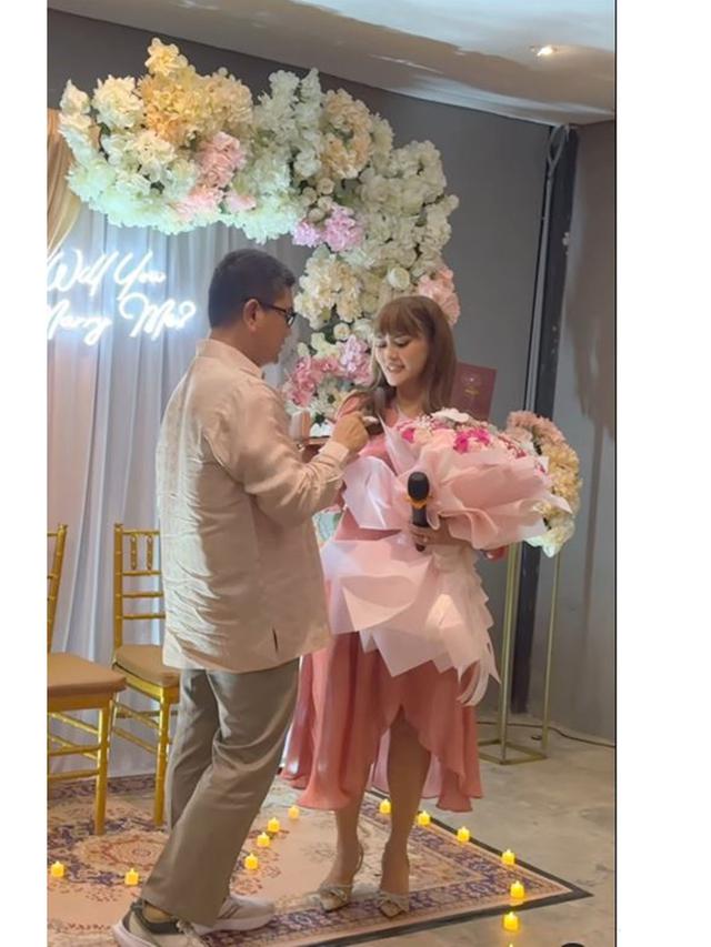 Siap Lepas Status Janda, Ini 6 Potret Acara Lamaran Anita Hara