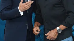 Aktor Jason Statham berbincang dengan Sylvester Stallone saat menghadiri pemutaran perdana Warner Brothers Pictures "The Meg" di Los Angeles, California, (6/8). The Meg dijadwalkan akan dirilis di AS-China 10 Agustus 2018. (AFP Photo/Lisa O'Connor)
