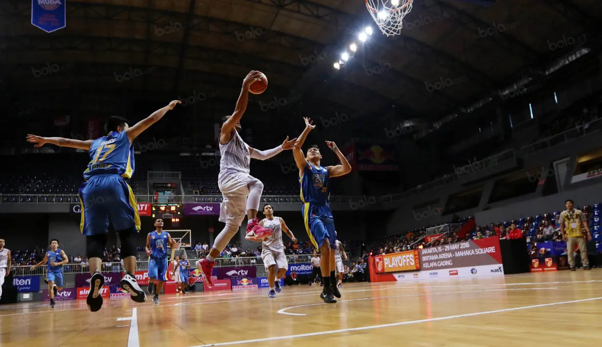 Pemain CLS Knight, Rachmad Febri Utomo melakukan lay up saat dihadang pemain Satya Wacana pada perempat final Playoffs Indonesia  Basket League (IBL) di Britama Arena, Jakarta, Selasa (17/5/2016). (Bola.com/Nicklas Hanoatubun)